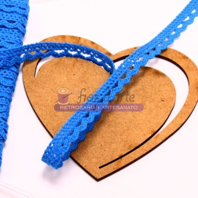 Renda azul em rolo sobre suporte de madeira em forma de coração