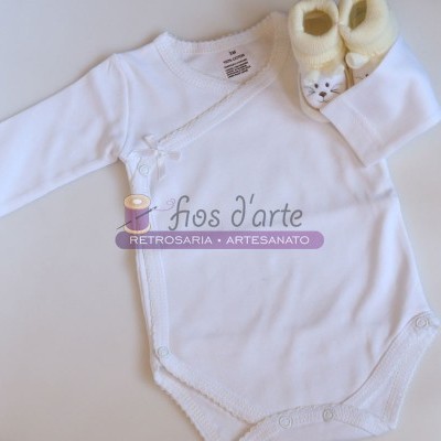 Body branco de bebé com botões e sapatinhos amarelos com orelhas de animal