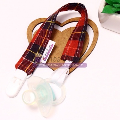 Prendedor de chupeta xadrez vermelho com chupeta e planta