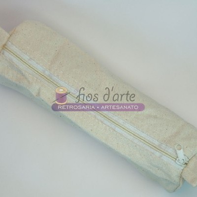 Estojo cilíndrico de tecido cru com fecho branco e alças nas extremidades
