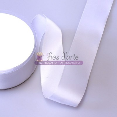 Fita de tecido branca numa bobina com etiqueta da marca fios d'arte
