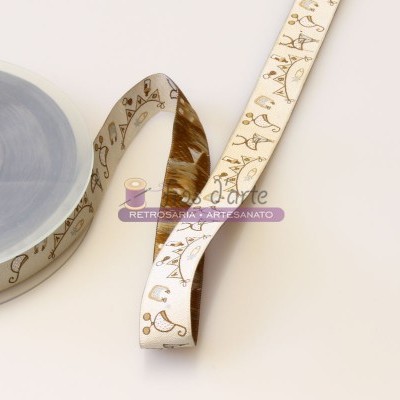 Fita decorativa branca com padrões dourados desenrolada junto a uma bobina