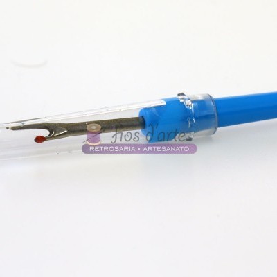 Caneta azul com corpo transparente e tampa azul