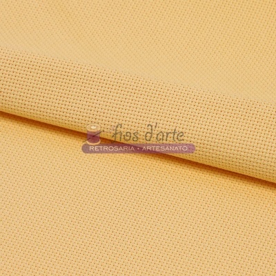 Tecido amarelo claro com padrão bordado quadrado e etiqueta da marca