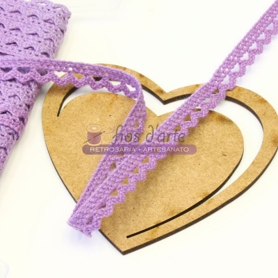 Fita rendada roxa sobre suporte de madeira em forma de coração