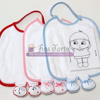 Babete infantil branco com bordas coloridas e sapatinhos decorativos