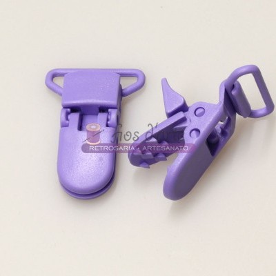 Dois clips de plástico roxo sobre fundo branco