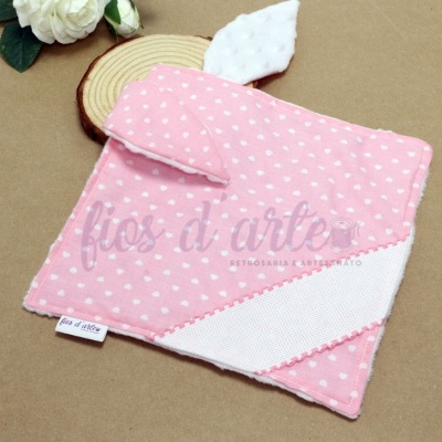 Toalhinha rosa com corações brancos e orelhas em tecido branco e rosa