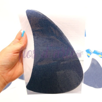 Apoios plantares ortopédicos pretos segurados por mão com unhas azuis com embalagens ao fundo