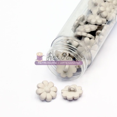Botões em forma de flor bege dentro de frasco transparente