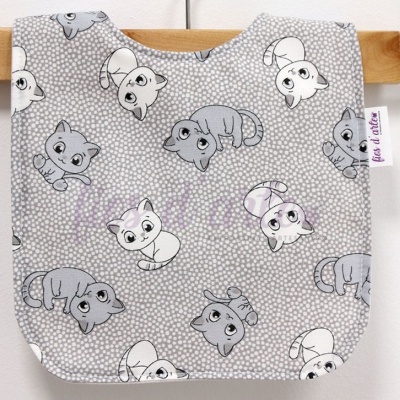 Babete para bebé cinzento com padrão de gatos brancos e cinzentos