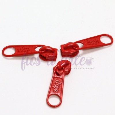 Três puxadores vermelhos para fecho de correr em fundo branco