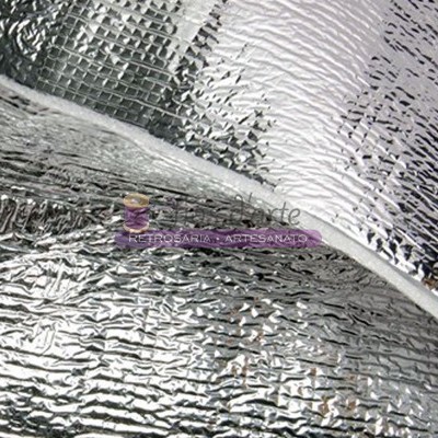 Material isolante térmico prateado com textura metálica enrugada e verso branco
