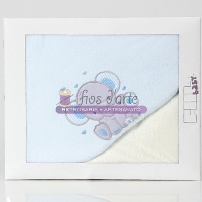 Toalha azul claro para bebé em caixa branca com janela transparente