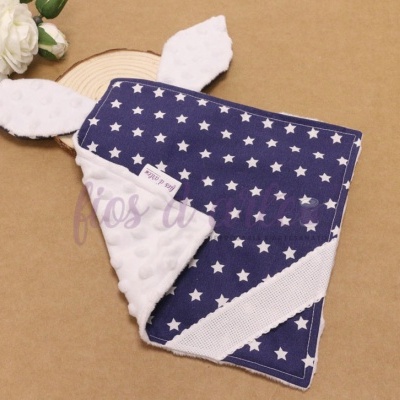 Manta para bebé azul escuro com estrelas brancas e orelhas de coelho brancas