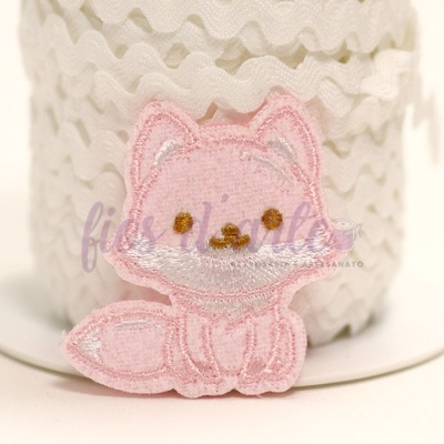 Patch bordado de raposa rosa com fita decorativa branca ao fundo