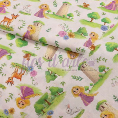 Tecido infantil com personagens e natureza em fundo branco.