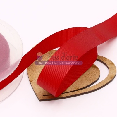 Fita vermelha de tecido sobre suporte em forma de coração