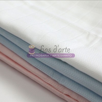 Três panos de tecido em branco, azul claro e rosa empilhados