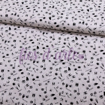 Tecido branco com padrão de pequenas flores e folhagens negras e texto 'tex-doc.fr' impresso em roxo