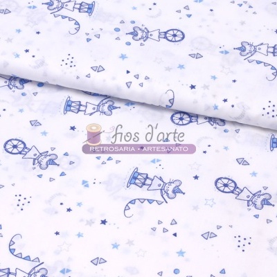 Tecido branco com padrão azul de raposas e pequenos desenhos