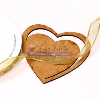Fita dourada transparente e coração de madeira com texto fíos d'arte