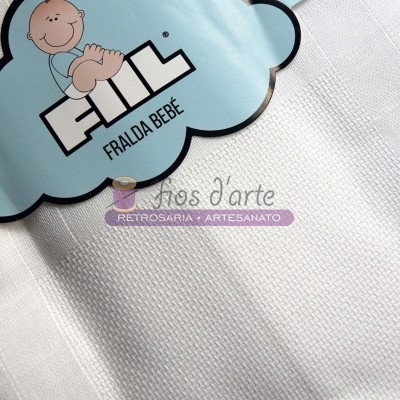 Etiqueta de roupa para bebé com marca FILT FRALDA BEBÉ e desenho de bebé