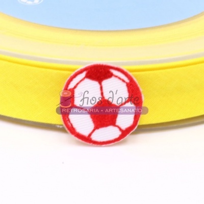 Fita amarela com aplicação bordada em padrão de bola de futebol