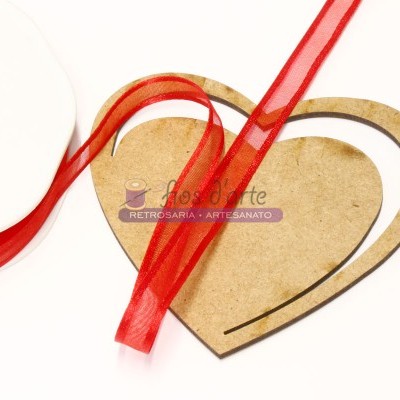 Formas de coração de madeira e fita vermelha