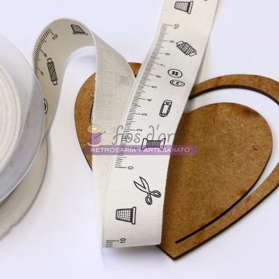 Fita métrica com motivos de costura e formas de corte em madeira