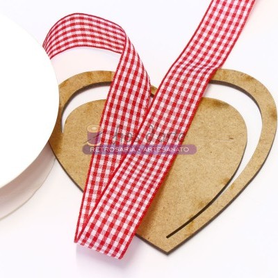 Fita decorativa vermelha e branca com moldura de madeira em forma de coração