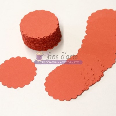 Discos de papel vermelho com bordas onduladas dispostos em pilhas e extensão