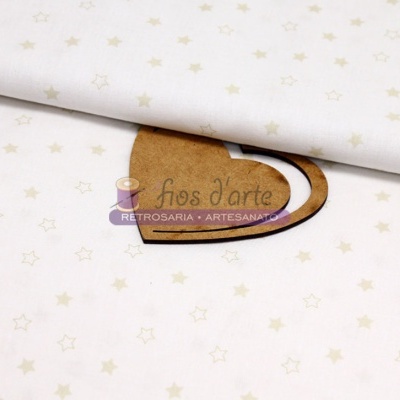 Tecido branco com pequenas estrelas bege e etiqueta de madeira em forma de coração