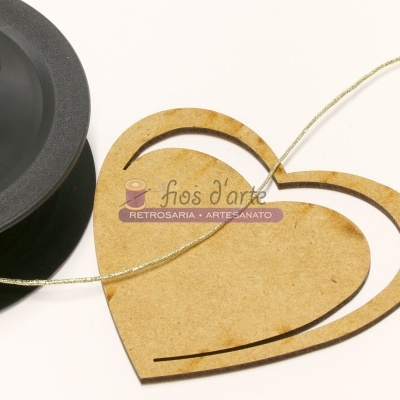 Fio dourado fino e ornamento em forma de coração de madeira clara