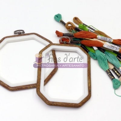 Molduras de madeira com vidro e novelos de linha de bordado colorida