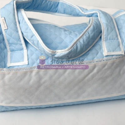Bolsa acolchoada azul claro com detalhes em branco e etiqueta Tios Arte