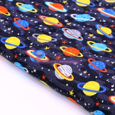 Tecido azul escuro com padrão colorido de planetas e estrelas
