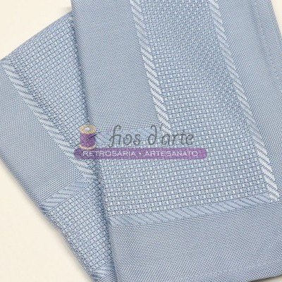 Guardanapo de tecido azul claro com padrão texturizado e faixas decorativas