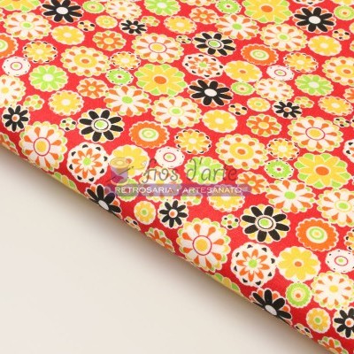 Tecido colorido com padrão de flores variadas sobre fundo vermelho
