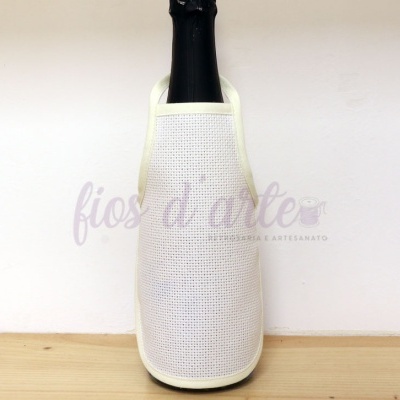 Garrafa com capa branca perfurada sobre superfície de madeira