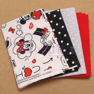 tecidos de algodão com padrões variados e coloridos dobrados sobre superfície castanha