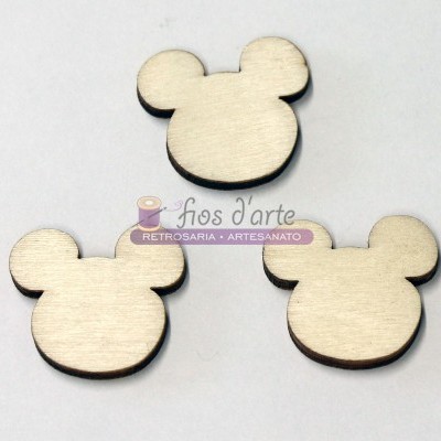 Três peças de madeira em forma de cabeça do Mickey sobre fundo branco com logótipo de artesanato