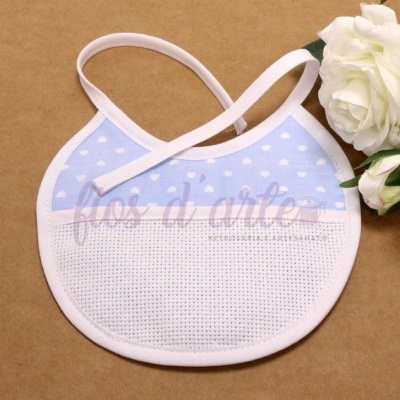 Babete redondo em tecido azul com padrão de nuvens brancas e tecido branco para bordado