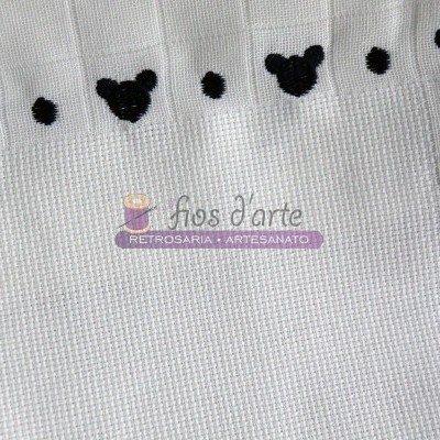 Tecido branco com bordado em ponto cruz de cabeças de rato e texto bordado