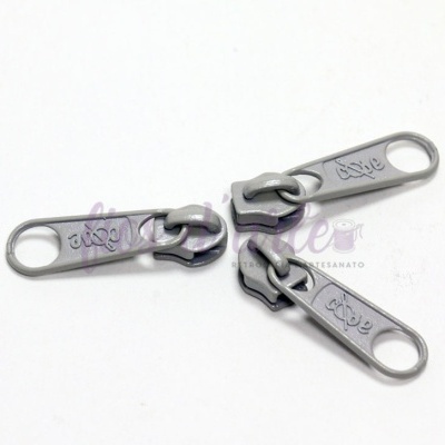 Três cursores metálicos cinza com a palavra Style sobre fundo branco