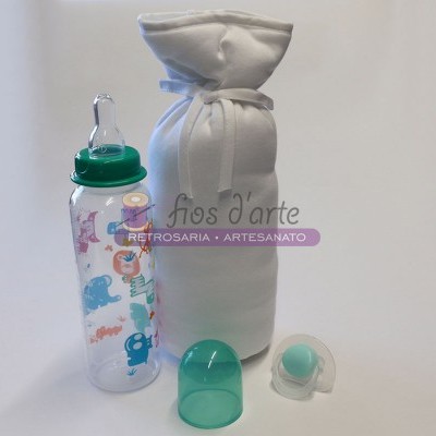 Biberão de plástico com desenhos coloridos, tampa e chupeta verdes, acompanhado de saco branco de tecido com cordão