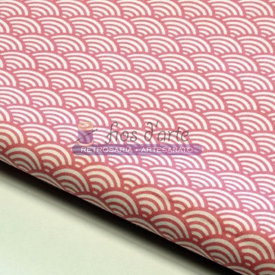 tecido rosa com padrão repetitivo de semi-círculos brancos e logótipo impresso