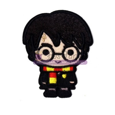 Aplicação bordada personagem com cabelo preto e cachecol amarelo e vermelho