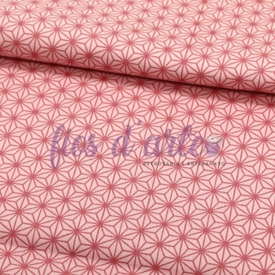 Tecido vermelho e branco com padrão geométrico de estrelas enrolado