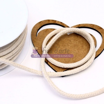 Cordão branco de algodão em forma de coração num cartão castanho sobre fundo branco